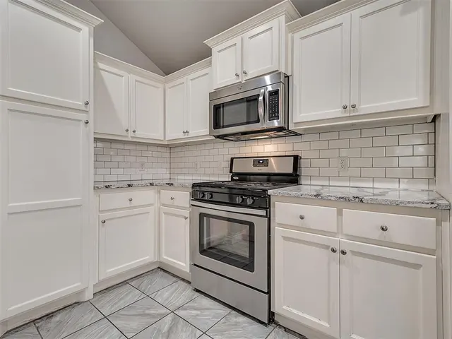 Photo 6 — 3304 Eaglerock Lane, Norman, OK 73069