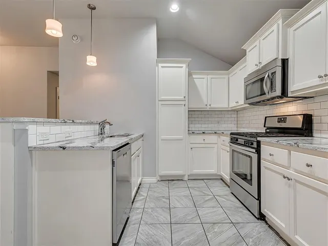 Photo 7 — 3304 Eaglerock Lane, Norman, OK 73069