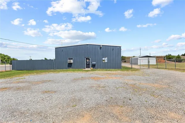 Photo 2 — 1401 S 14th Street, Clinton, OK 73601