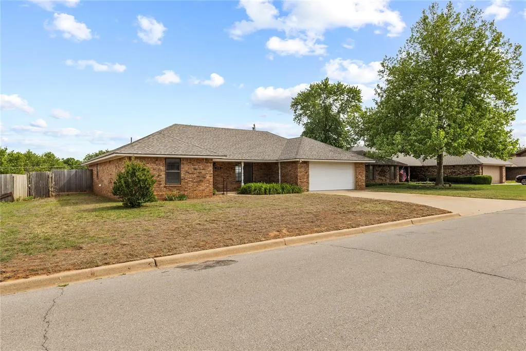 Photo 3 — 1716 E Ridgeway Street, Weatherford, OK 73096