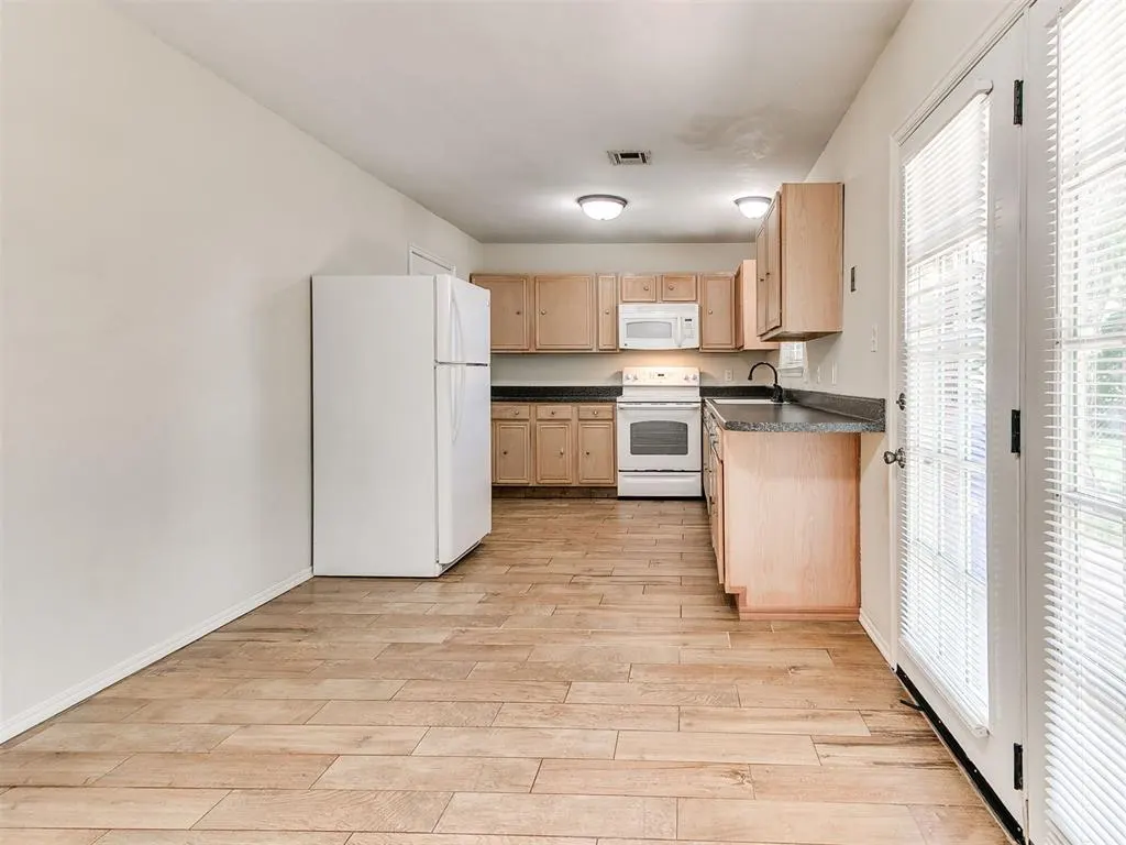 Photo 9 — 2017 Elmhurst Drive, Norman, OK 73071