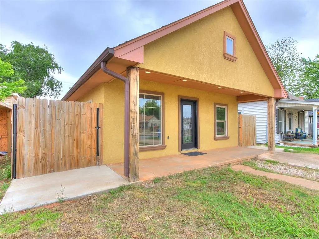 Photo 3 — 208 E Broadway Avenue, Kingfisher, OK 73750