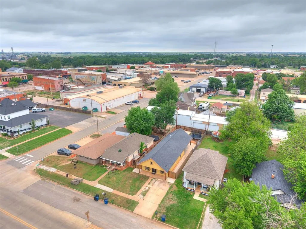 Photo 14 — 208 E Broadway Avenue, Kingfisher, OK 73750