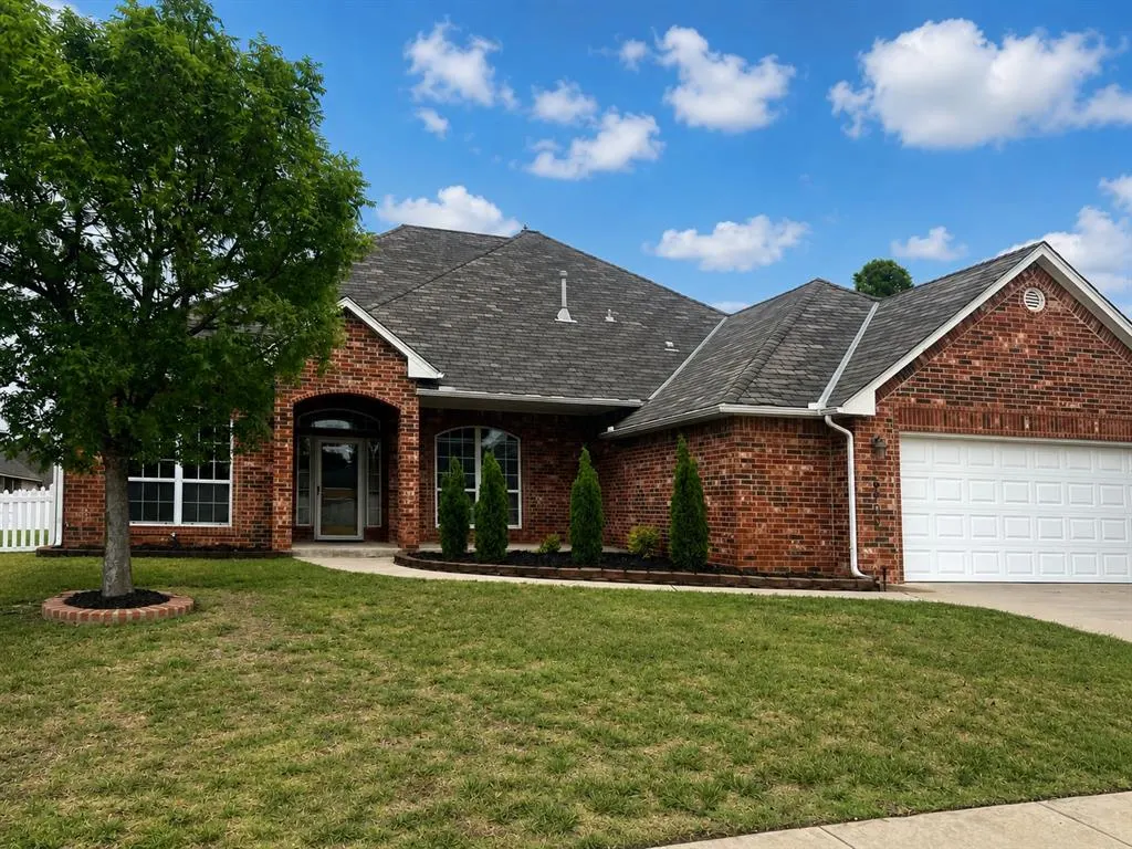 Front exterior — 16700 Brewster Lane, Edmond, OK 73012