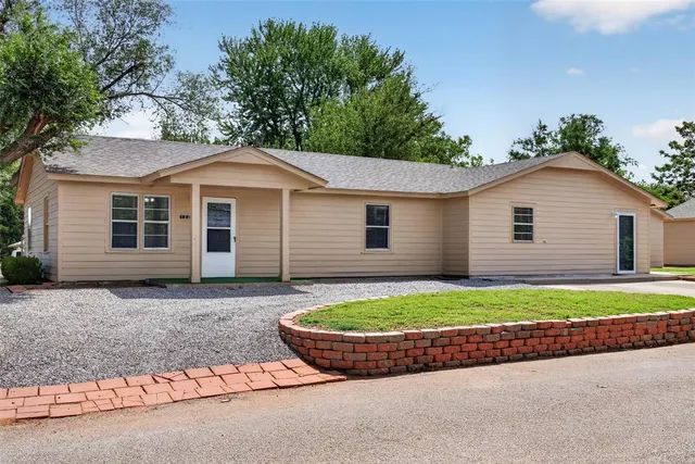 Front exterior — 1222 W Broadway Avenue, Elk City, OK 73644