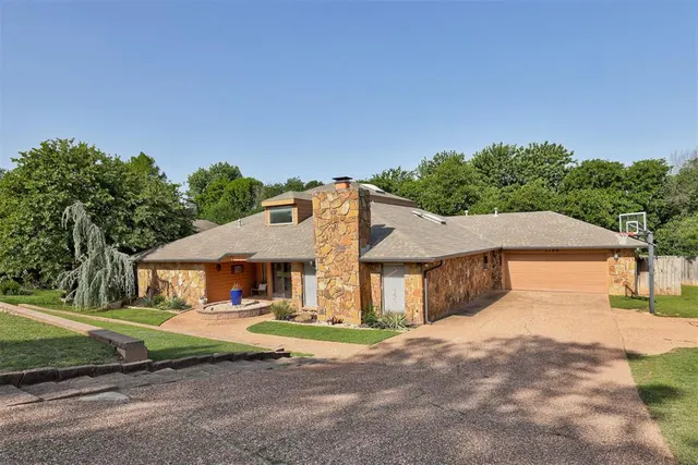 Photo 2 — 2109 Brookwood Place, Edmond, OK 73034