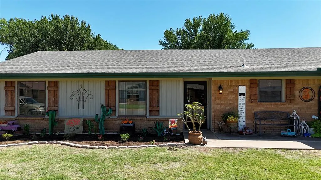 Front exterior — 2112 Lynn Lane, Weatherford, OK 73096