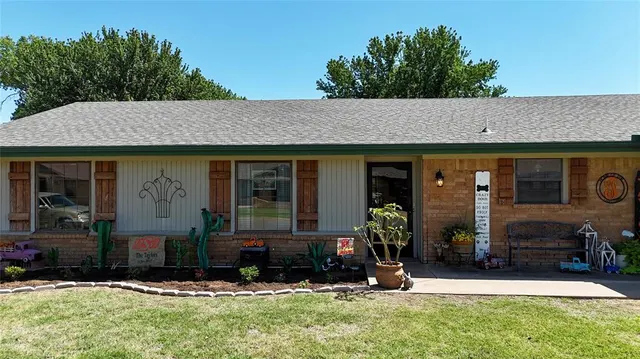 Front exterior — 2112 Lynn Lane, Weatherford, OK 73096