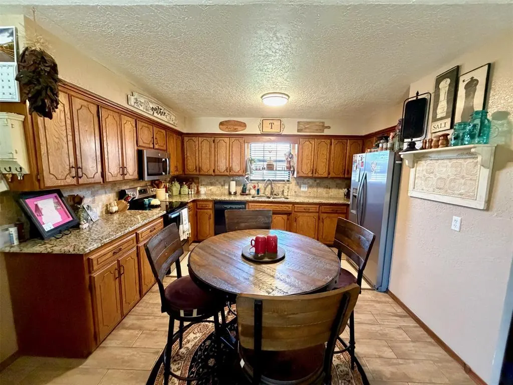 Photo 14 — 2112 Lynn Lane, Weatherford, OK 73096