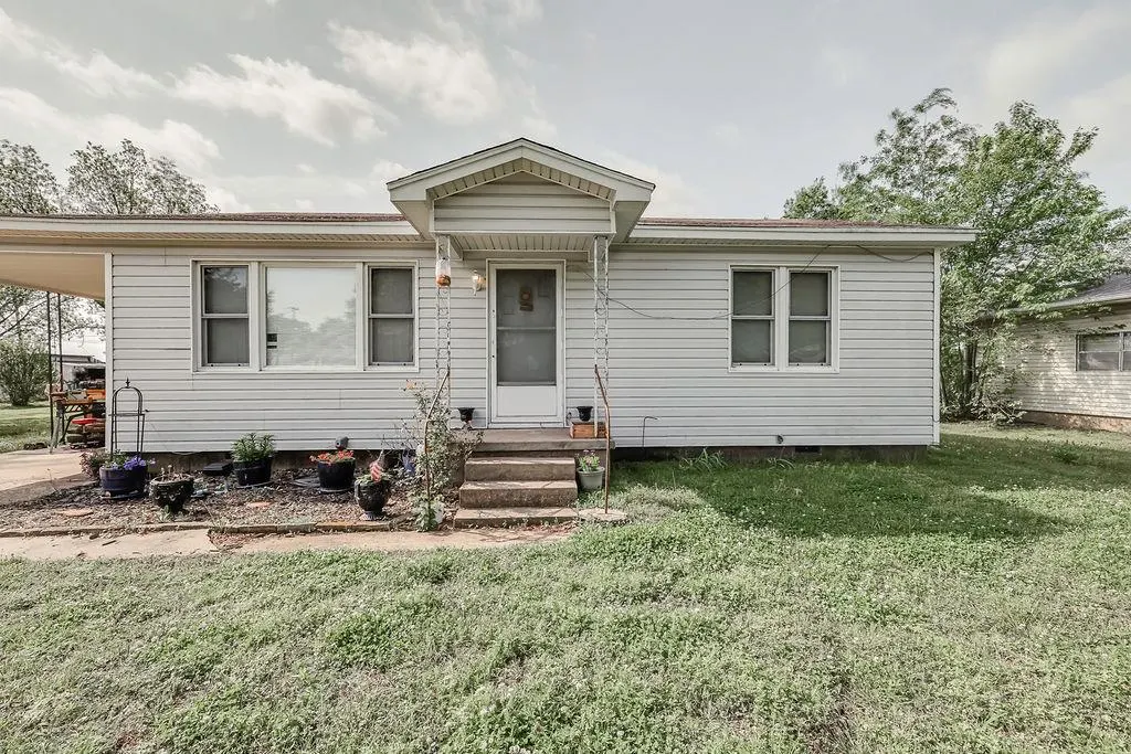 Front exterior — 802 W Spruce Street, Haskell, OK 74436