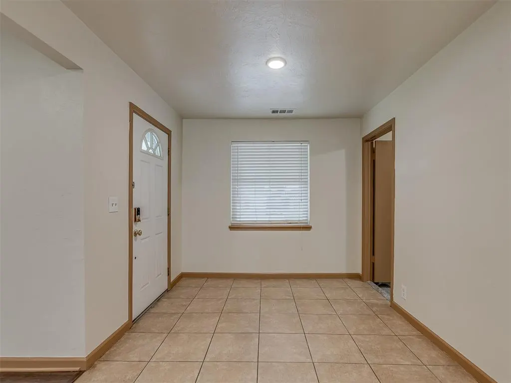 Photo 4 — 919 SW 3rd Street, Moore, OK 73160