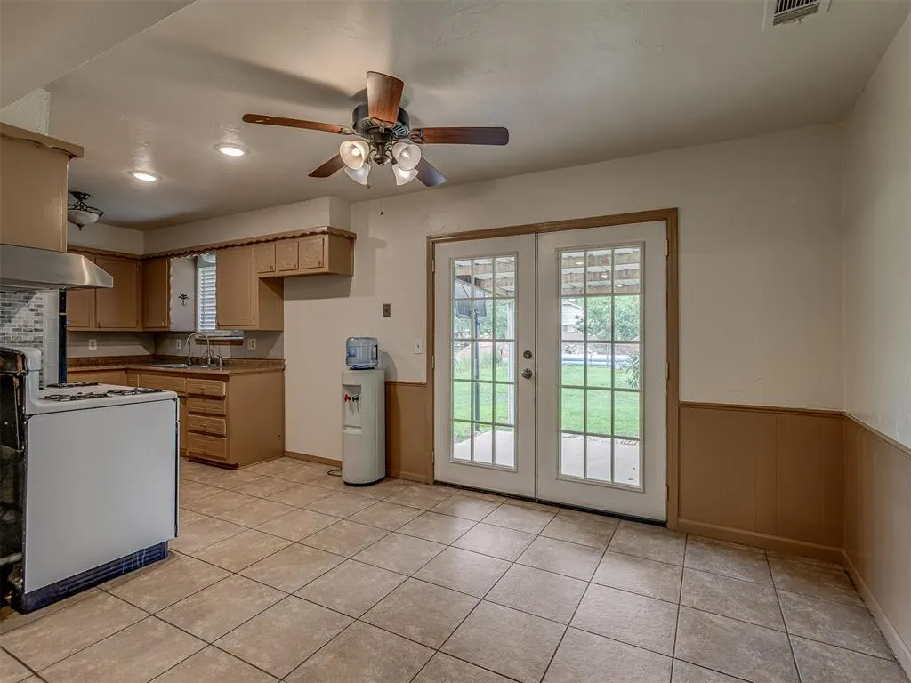 Photo 11 — 919 SW 3rd Street, Moore, OK 73160