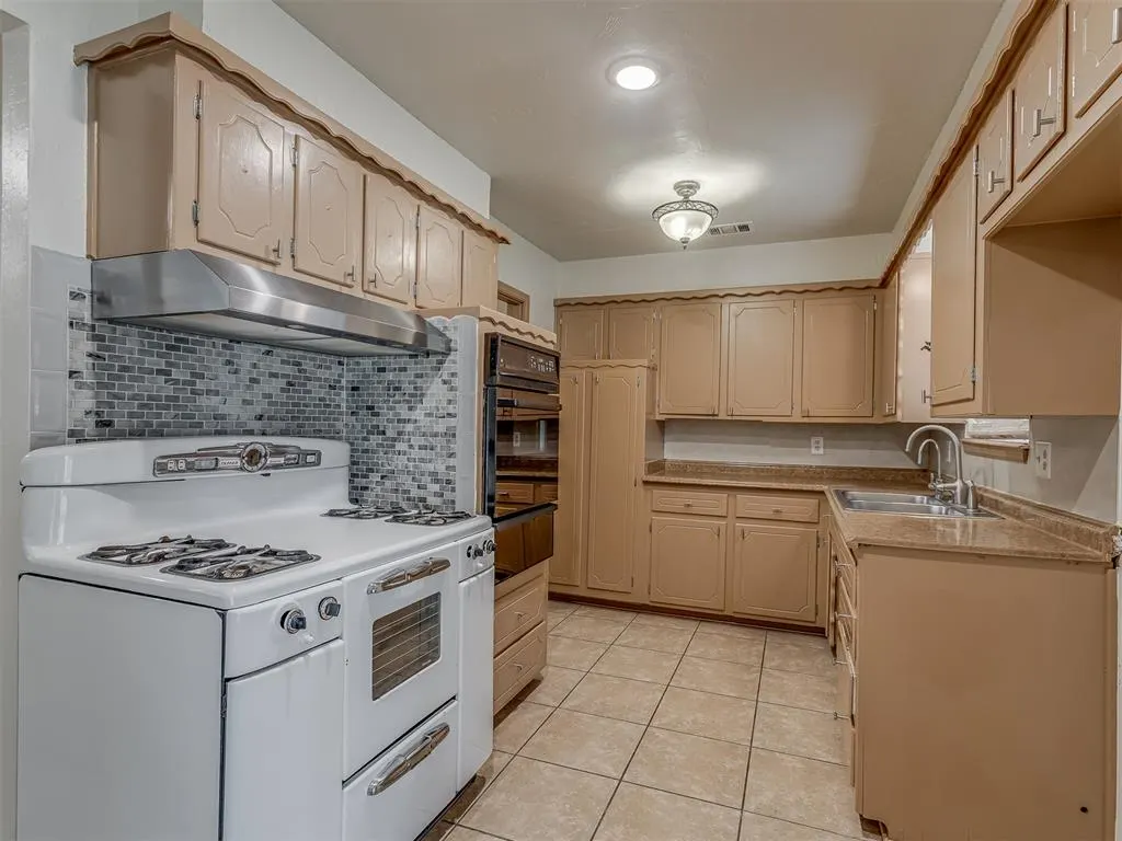 Photo 14 — 919 SW 3rd Street, Moore, OK 73160