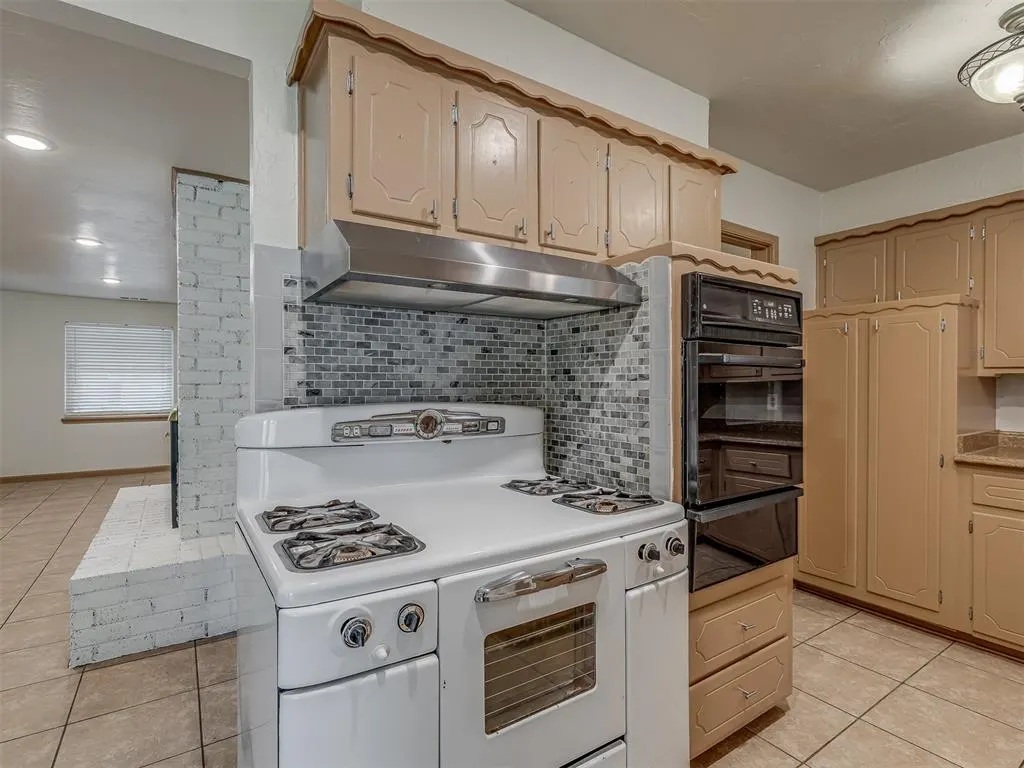 Photo 15 — 919 SW 3rd Street, Moore, OK 73160