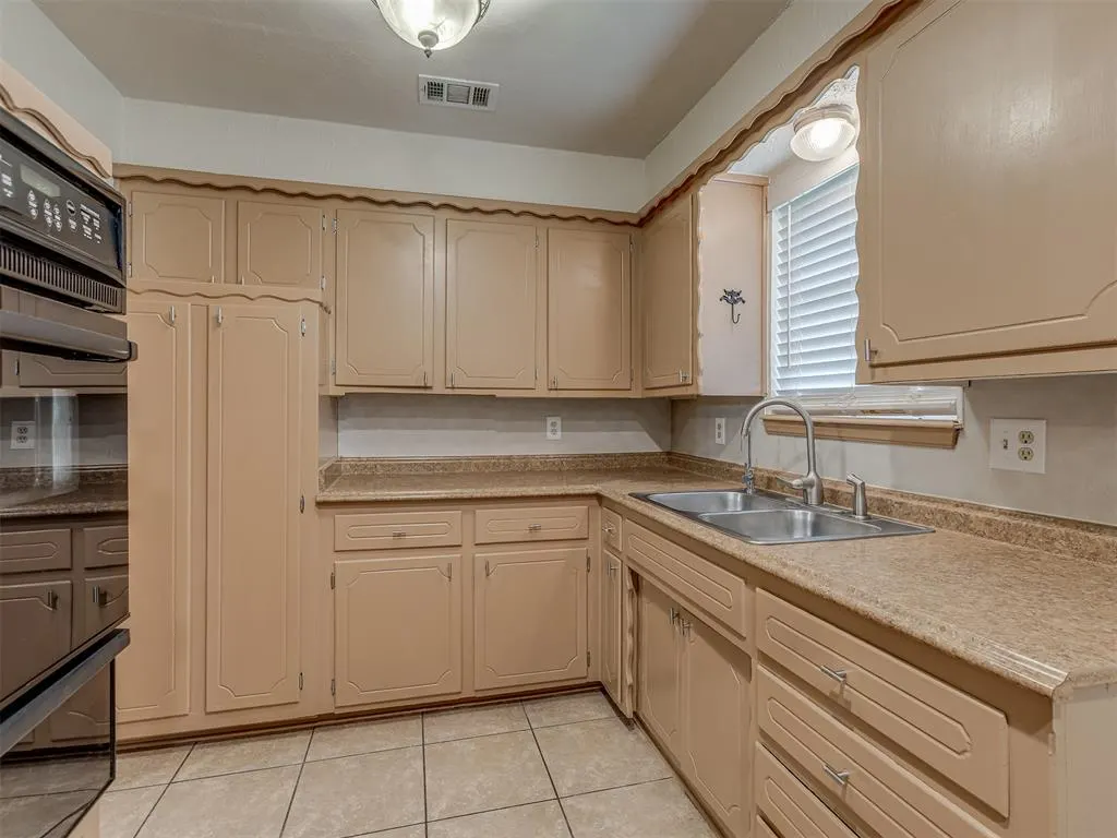 Photo 16 — 919 SW 3rd Street, Moore, OK 73160