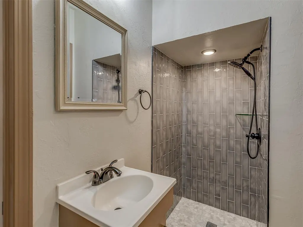 Photo 32 — 919 SW 3rd Street, Moore, OK 73160