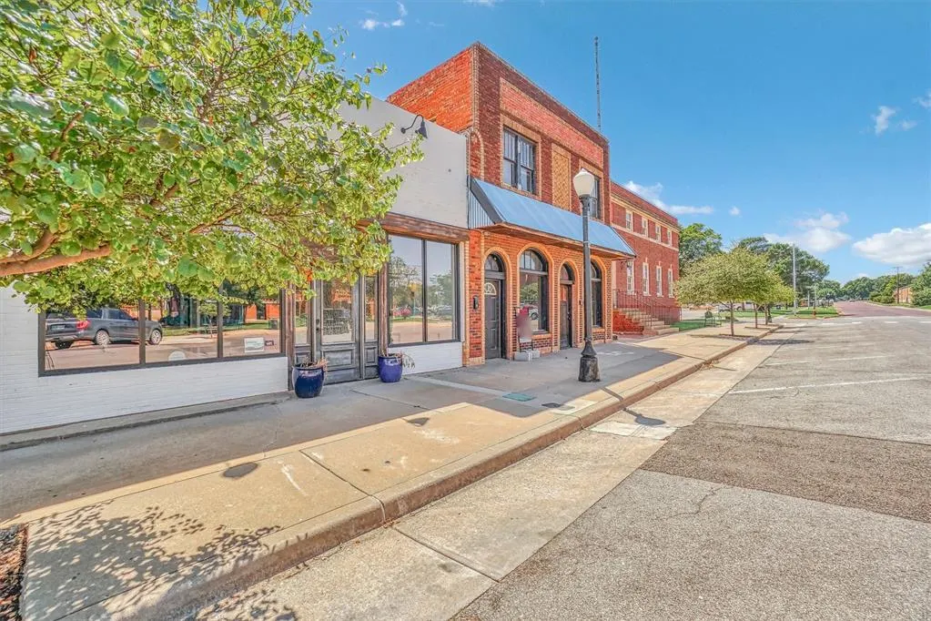 Photo 3 — 216 W Broadway Avenue, Elk City, OK 73644