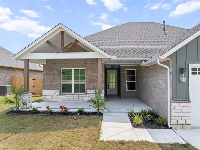 Photo 2 — 622 Canyon Drive, Ardmore, OK 73401