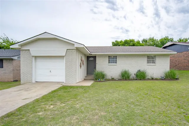 Front exterior — 29 Crown Point, Pauls Valley, OK 73075