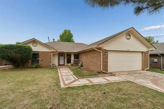 Photo 2 — 1708 Rocky Mountain Way, Edmond, OK 73003