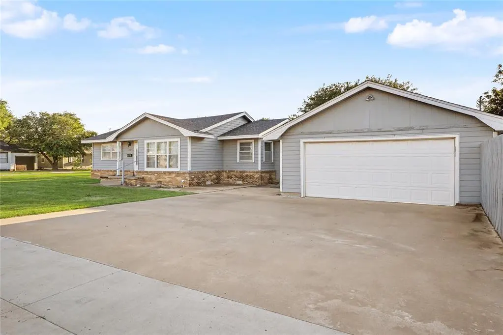 Photo 2 — 1221 Hickory Street, Altus, OK 73521
