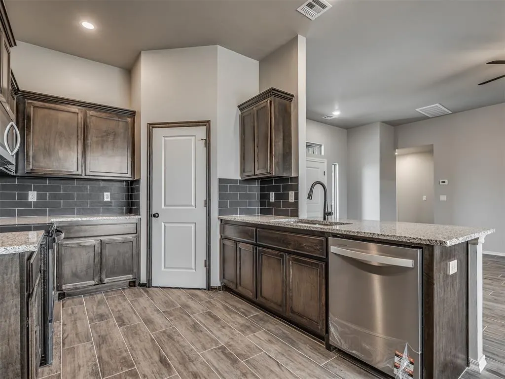 Photo 8 — 24949 Belmont Pass, Cashion, OK 73016