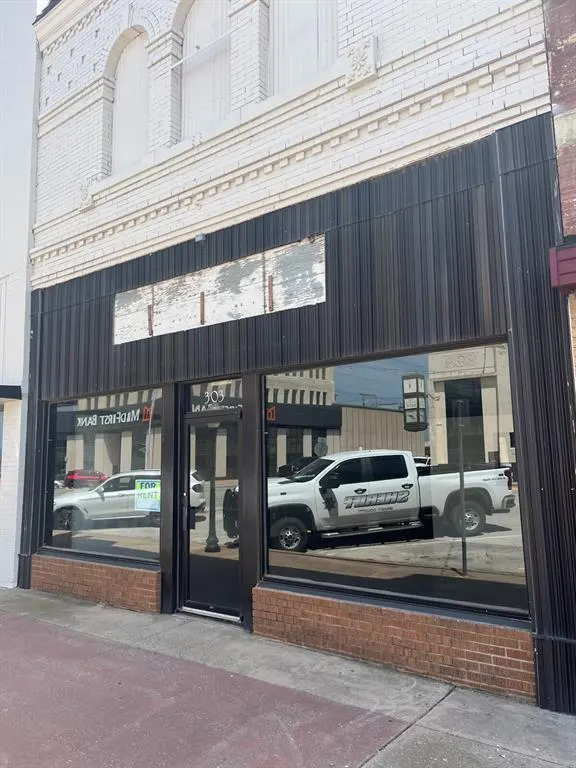 Photo 2 — 301 W Chickasha Avenue 303, Chickasha, OK 73004