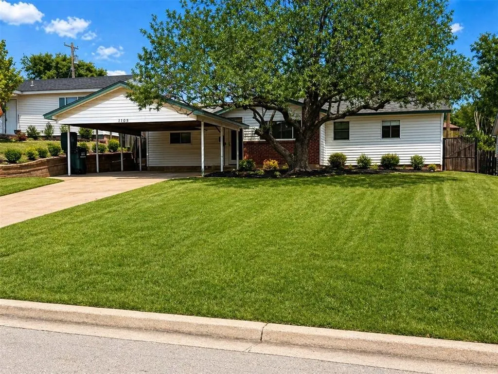 Front exterior — 1105 S 13th Street, Clinton, OK 73601