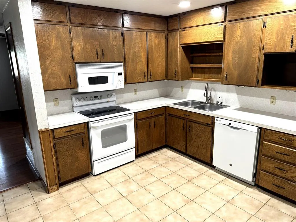 Photo 8 — 1105 S 13th Street, Clinton, OK 73601