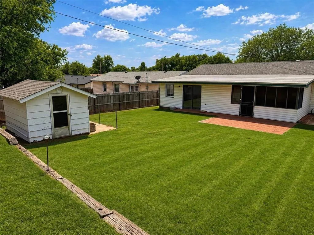 Photo 17 — 1105 S 13th Street, Clinton, OK 73601