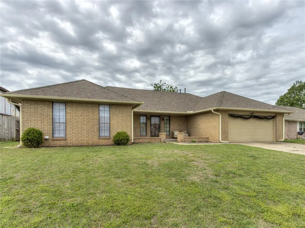 Photo 2 — 32 Corona Drive, Oklahoma City, OK 73149