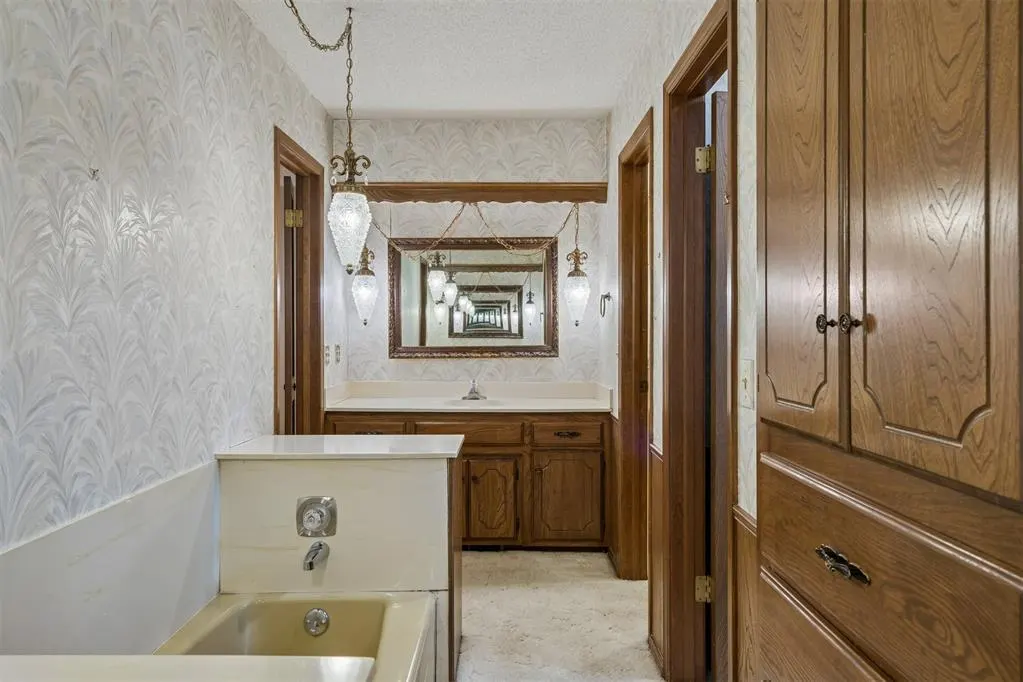 Photo 15 — 4032 Thunderbird Drive, Oklahoma City, OK 73120
