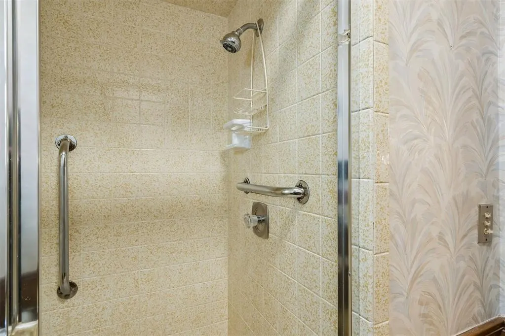 Photo 17 — 4032 Thunderbird Drive, Oklahoma City, OK 73120