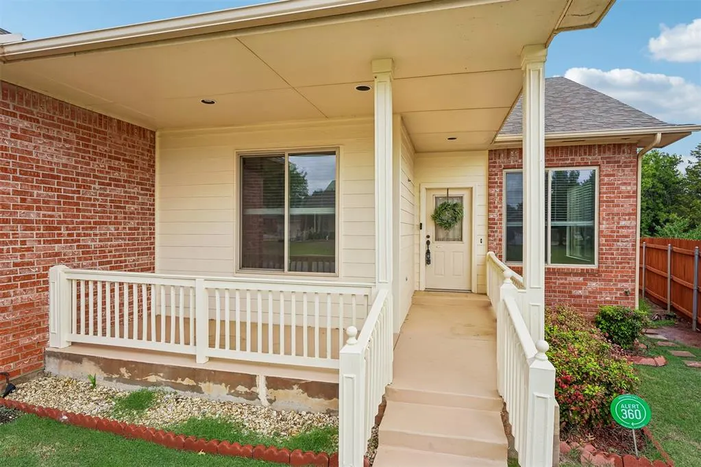 Photo 4 — 9420 Lansbrook Lane, Oklahoma City, OK 73162
