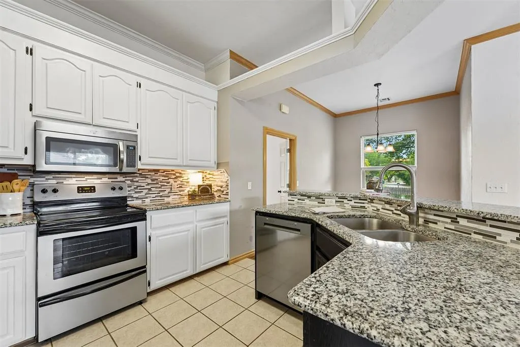 Photo 7 — 9420 Lansbrook Lane, Oklahoma City, OK 73162