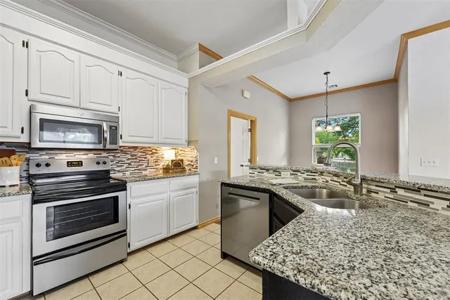 Photo 7 — 9420 Lansbrook Lane, Oklahoma City, OK 73162