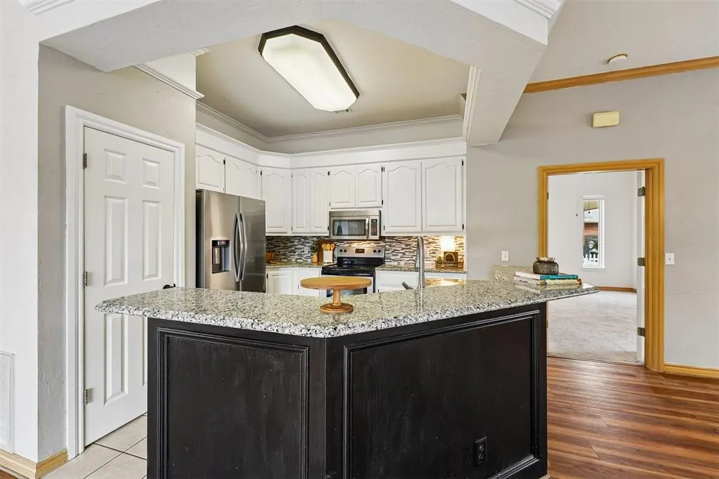 Photo 9 — 9420 Lansbrook Lane, Oklahoma City, OK 73162