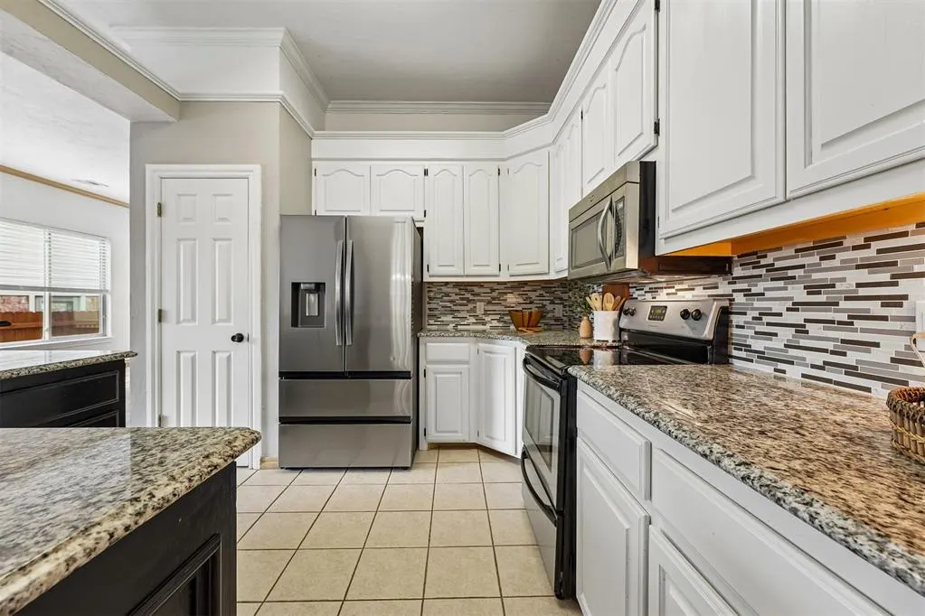 Photo 10 — 9420 Lansbrook Lane, Oklahoma City, OK 73162
