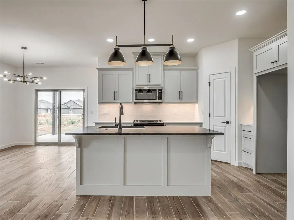Photo 2 — 10621 SW 18th Street, Yukon, OK 73099