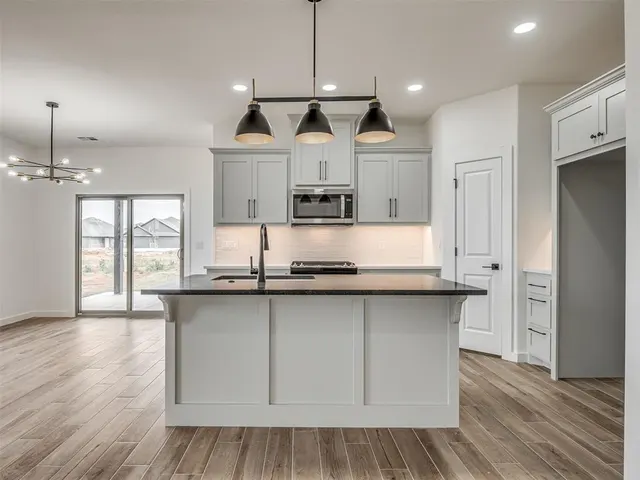 Photo 2 — 10621 SW 18th Street, Yukon, OK 73099