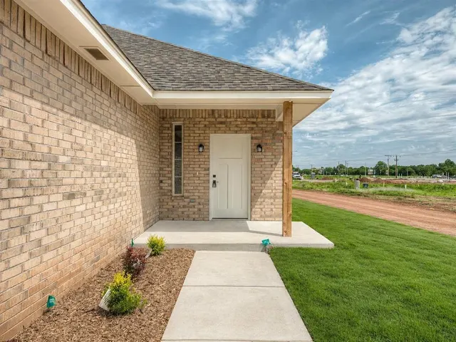 Photo 2 — 10617 SW 18th Street, Yukon, OK 73099