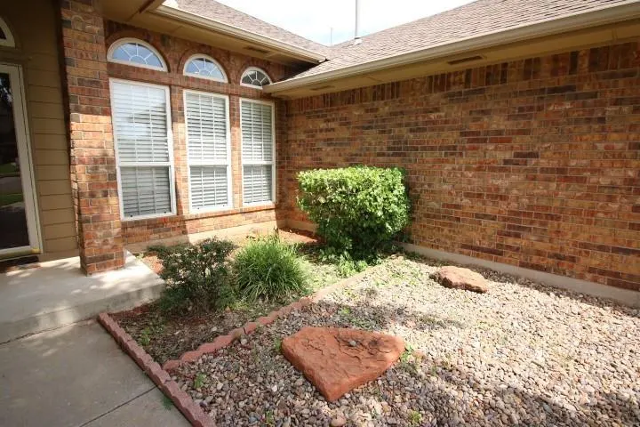 Photo 3 — 905 Renita Way, Moore, OK 73160