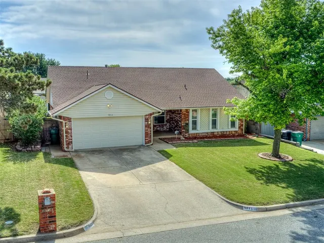 Photo 6 — 9812 S Hillcrest Drive, Oklahoma City, OK 73159