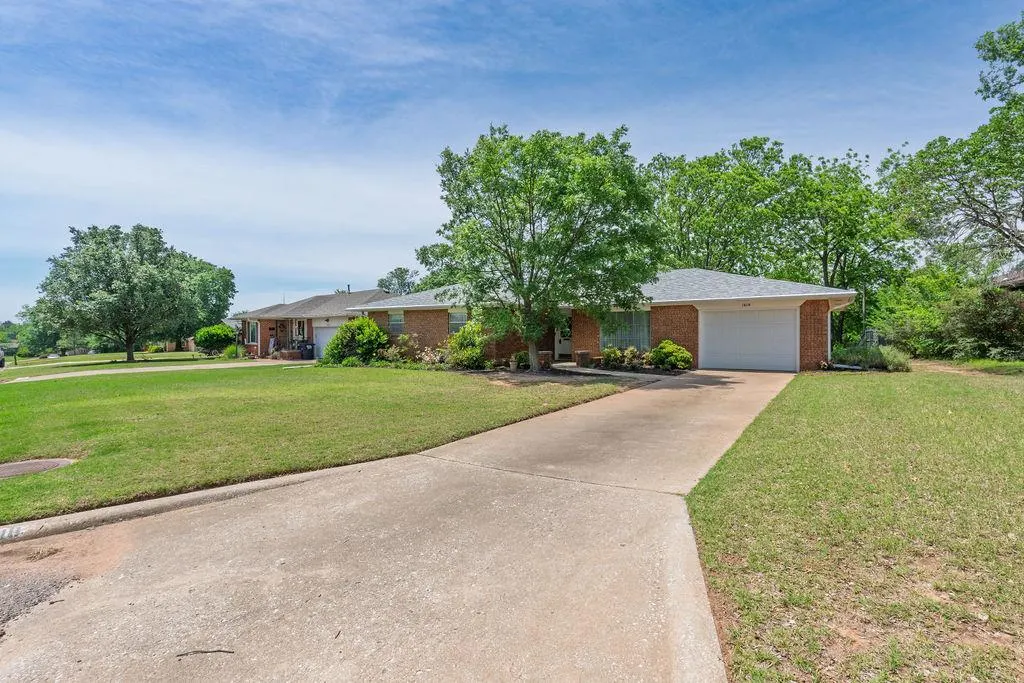 Photo 2 — 1618 N Oklahoma Avenue, Shawnee, OK 74804