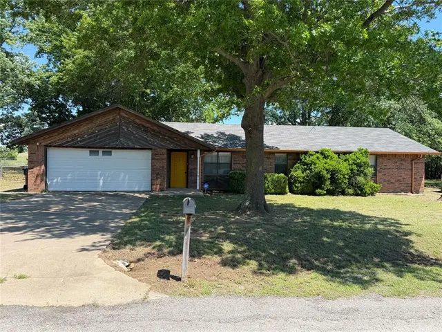 Front exterior — 722 Arrowhead Street, Elmore City, OK 73433