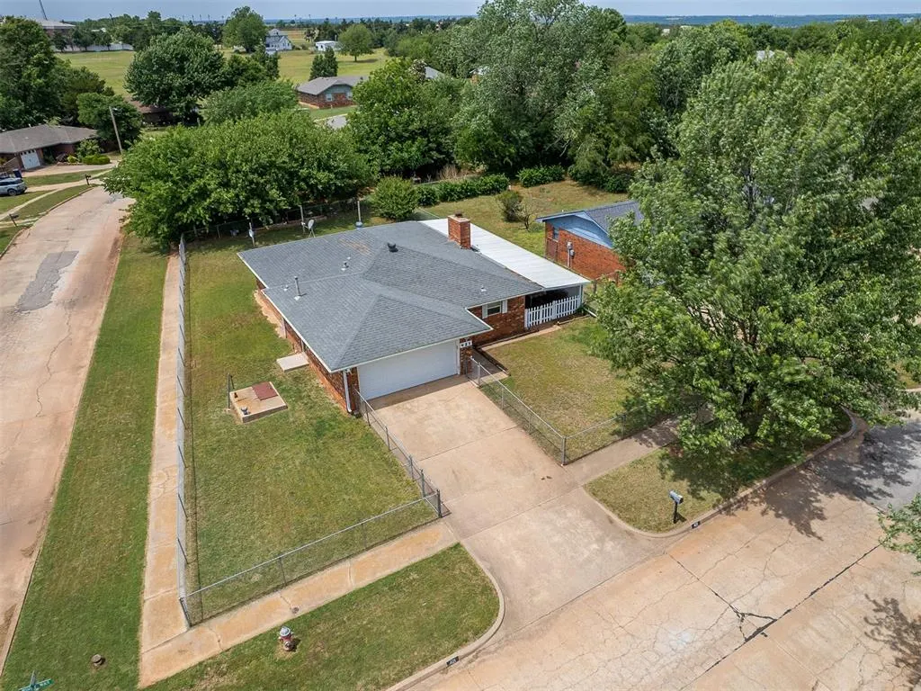 Photo 2 — 421 Milky Way, Guthrie, OK 73044