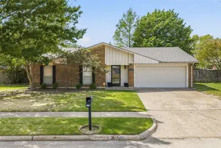Sold home at 929 NW Cheyenne Street