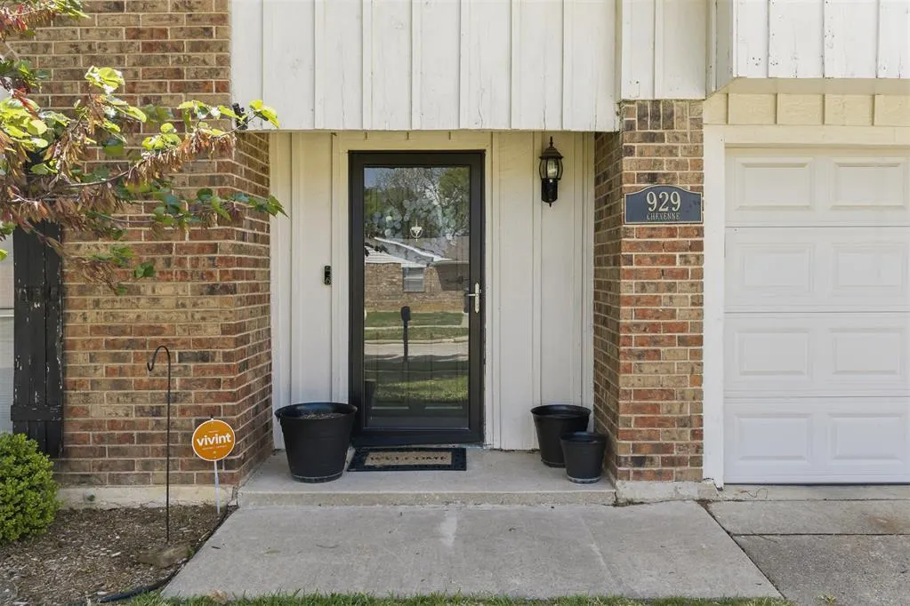 Photo 2 — 929 NW Cheyenne Street, Ardmore, OK 73401