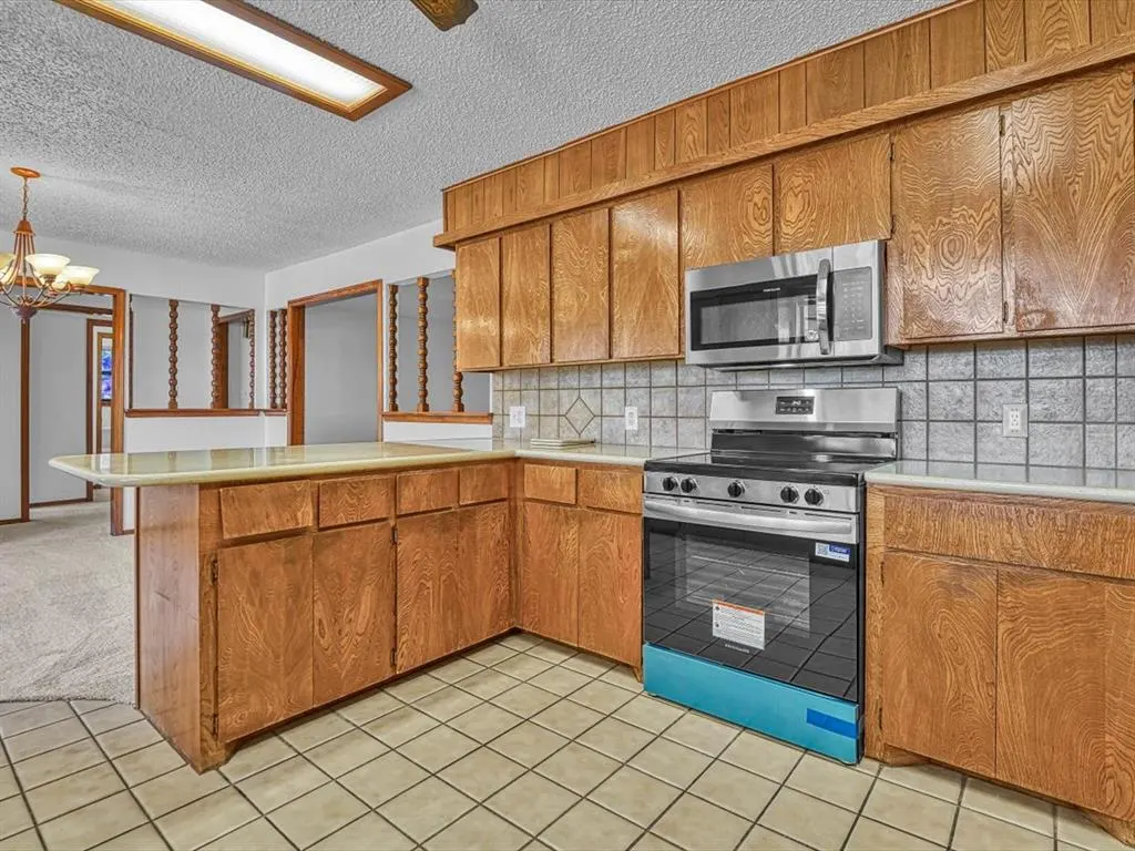 Photo 9 — 715 SW Englewood Drive, Lawton, OK 73505