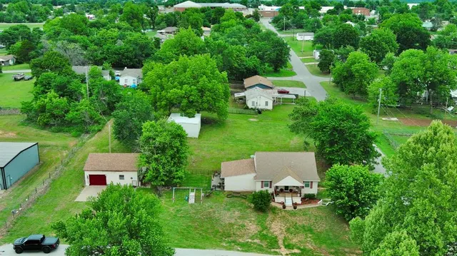 Front exterior — 701 W Comanche Avenue, Rush Springs, OK 73082